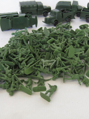 Vintage 1/72 military figures and vehicles, 125 pieces, used, 1980s
