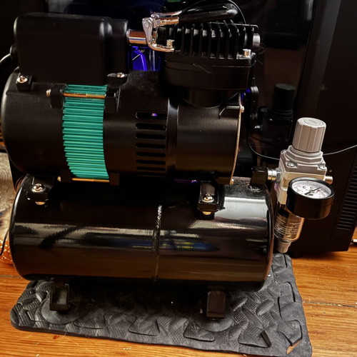 Airbrush compressor in excellent working condition