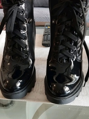 Eva Minge ankle boots like new, black patent leather size 38
