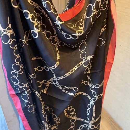 Scarf with chain pattern, black and pink