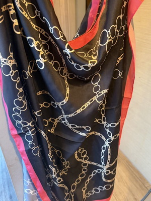 Scarf with chain pattern, black and pink