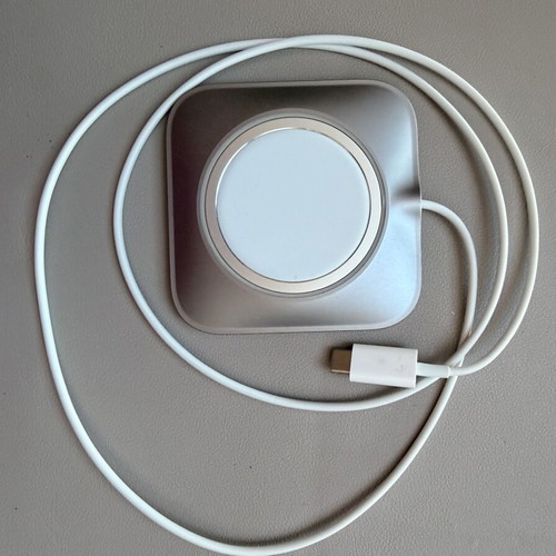 Apple MagSafe Charger with Satechi Stand like new