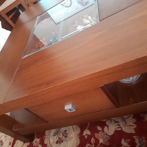 Κεντρικό τραπεζάκι σαλονιού μεταχειρισμένο με γυάλινη επιφάνεια και αποθηκευτικό χώρο