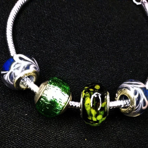 Silver 925 bracelet like new with 4 charms, 20 cm length