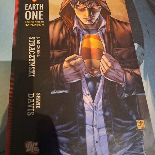 Superman Earth One graphic novel like new, Greek edition