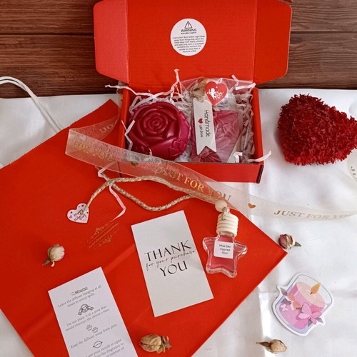 Gift Box Pink Rose Candle, Wardrobe Tablet & Car Diffuser
