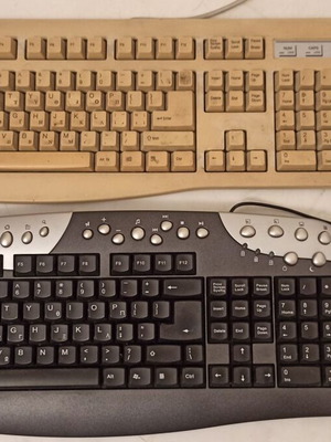 Δύο ενσύρματα πληκτρολόγια μεταχειρισμένα για ανταλλακτικά με βύσμα PS2