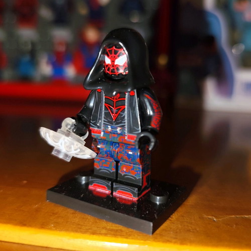 Spider-Man Miles Morales (The End Suit) σαν καινούργιο με βάση και ιστό