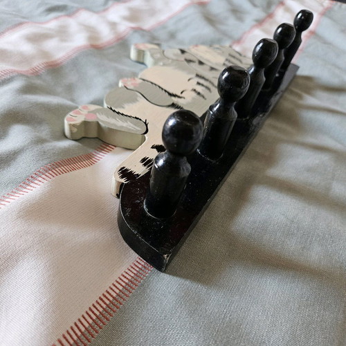 Wooden wall hanger like new with 5 hooks and cat motif