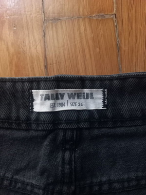 High-waisted black shorts, size S
