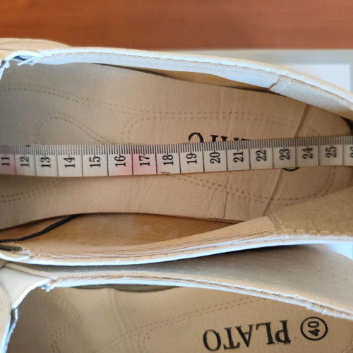 Plato slip-on loafers size 40 cream color like new