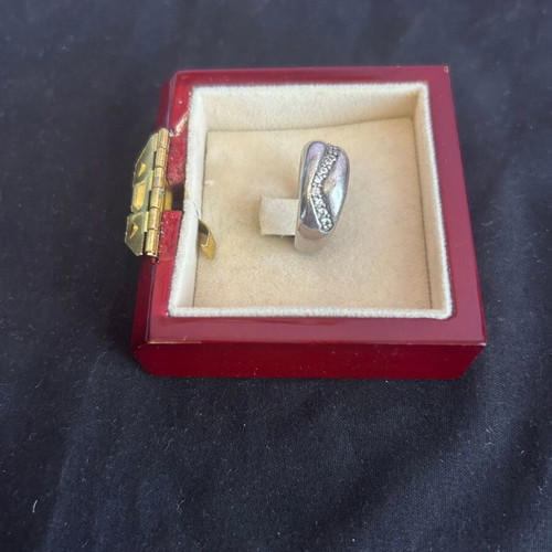 Silver 925 ring used with white stones