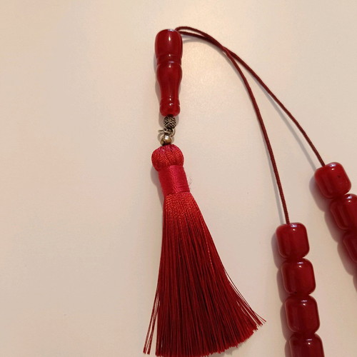 Red Kompoloi like new from Middle East with 17 beads and tassel
