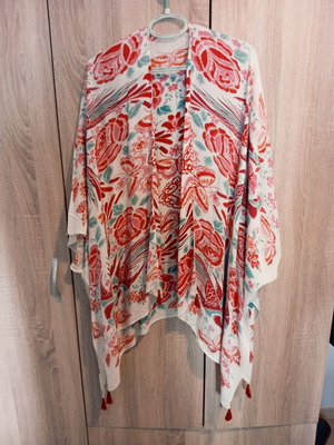 Asymmetric summer poncho, red and pink