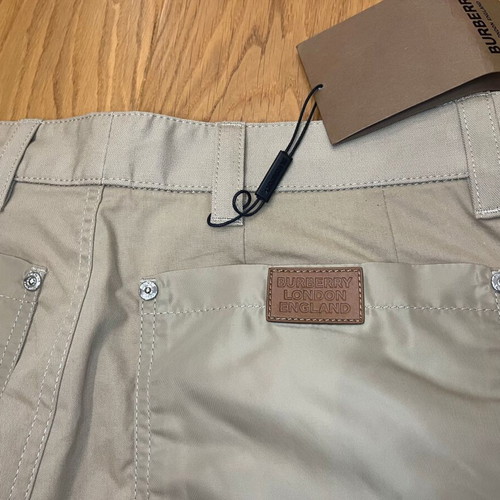 Burberry pants new, model 8015860, beige, size M