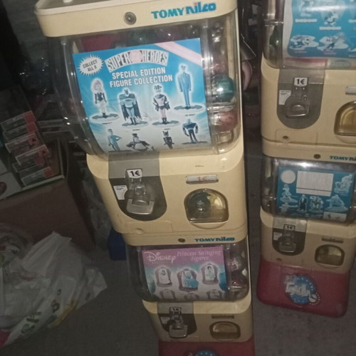 Tomy nilco machines with 300 balls and figures, with wear