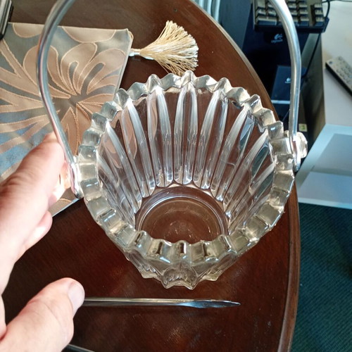 Ice bucket with tongs like new