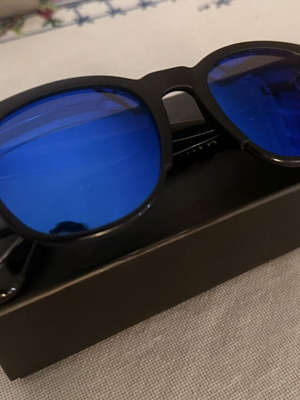 Havaianas sunglasses used with cleaning kit, black and blue