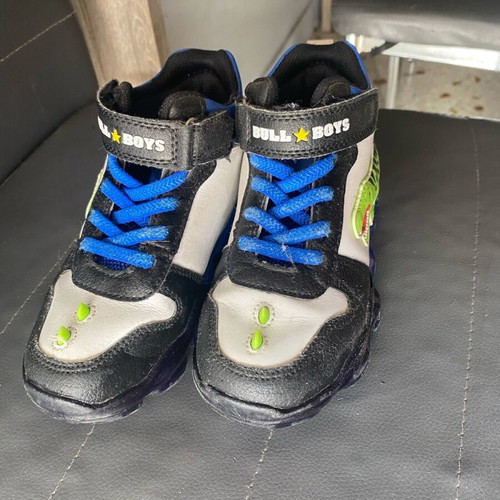 Bull Boys kids shoes size 28 used with dinosaur and lights