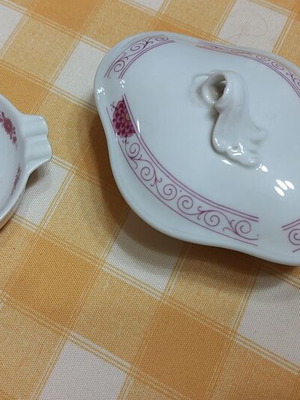 Kaiser W. Germany porcelain set like new, collectible pieces