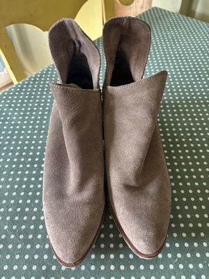 Zara suede ankle boots olive color like new