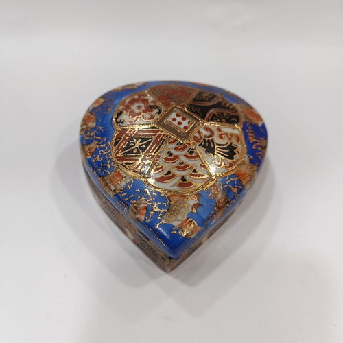 Satsuma porcelain box used in heart shape