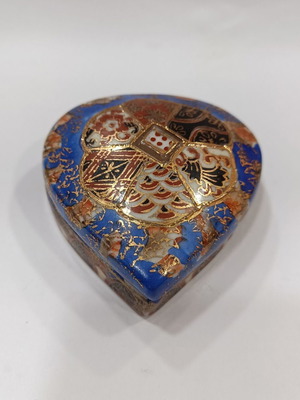Satsuma porcelain box used in heart shape