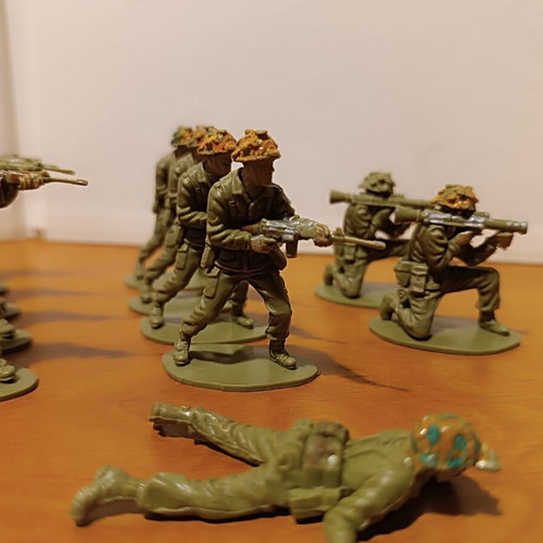 Airfix Modern British Infantry plastic soldiers used, scale 1/32, set of 25
