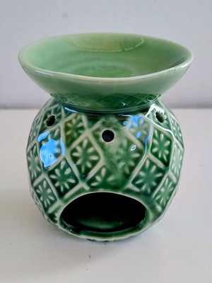 Green ceramic pineapple-shaped aroma diffuser, 8cm
