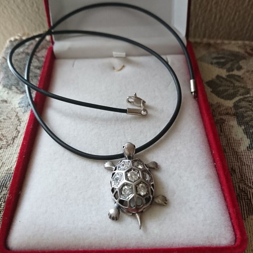 Turtle pendant like new, silver with stones