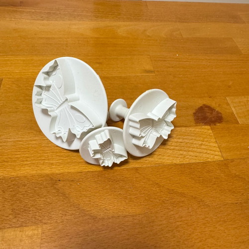 Butterfly cookie cutters set of 3 like new