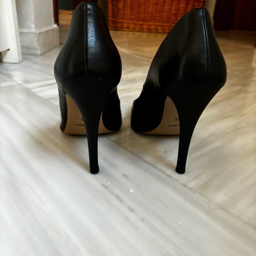 Bozikis black leather pointed pumps like new, size 39