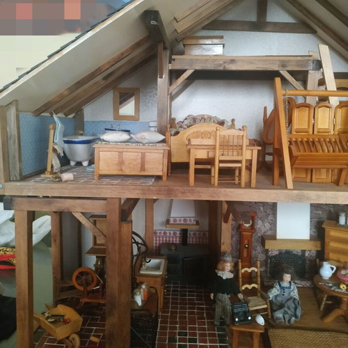 Collectible traditional Deagostini house with 4 figures and equipment