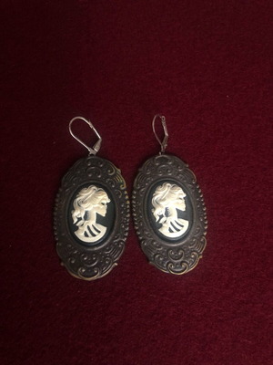 Lady skull skeleton cameo dangling earrings used, black and white