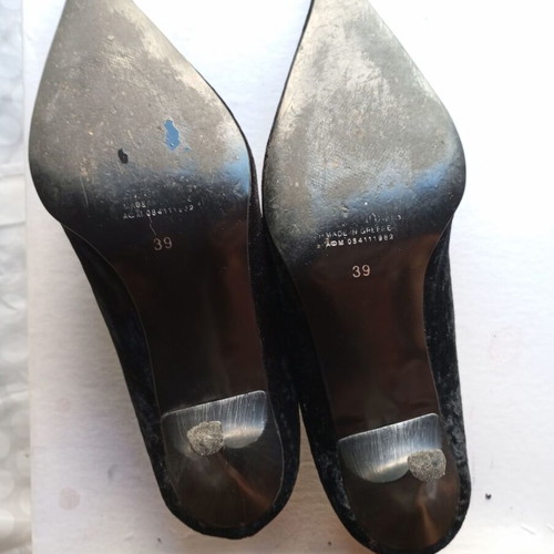 Velvet black evening pumps like new with strass and 8 cm heel