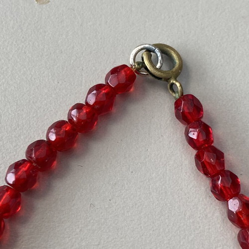 Collectible necklace with red beads 21 cm like new
