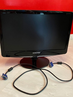 Οθόνη Samsung, πληκτρολόγιο gaming, ηχεία και κάμερα μεταχειρισμένα