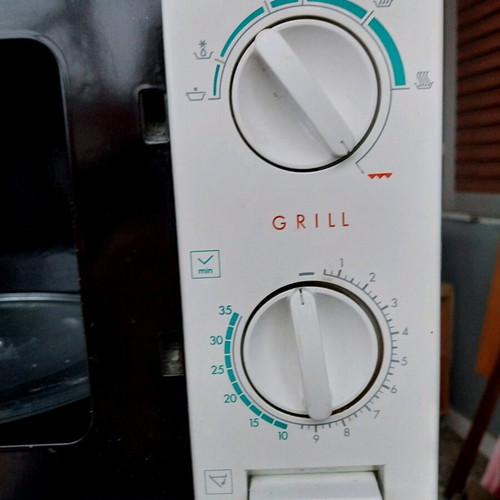 Delonghi microwave oven like new with grill