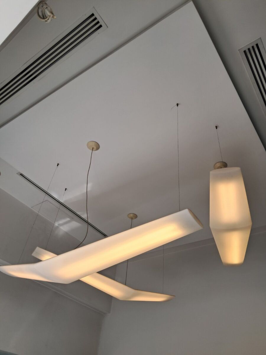 Montage des mouettes｜フランス｜デザイナーズライト カモメ Artemide Mouette Asymmetric LED… - € 1.200,00 - Vendora.cy
