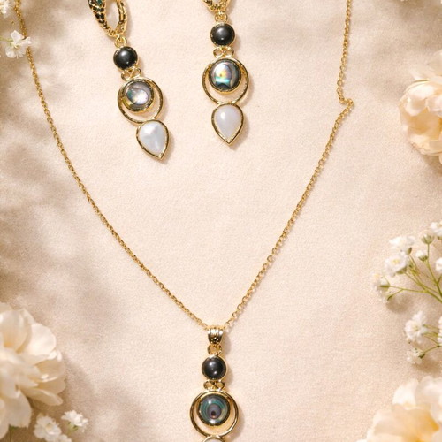 Jewelry set necklace and earrings gold color, new with snake clasp and stones