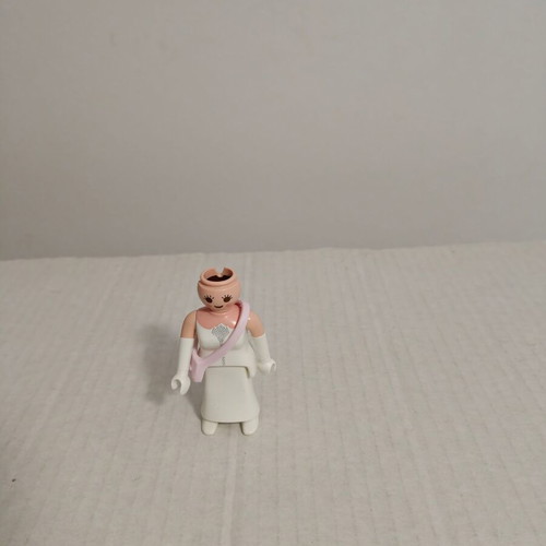 Playmobil female figure used with bag without wig