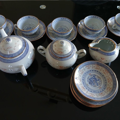 Tea set like new with teapot, creamer, sugar bowl, 5 cups and 10 saucers