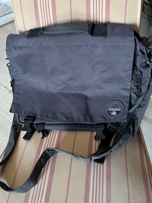 Napapijri messenger bag like new with multiple compartments