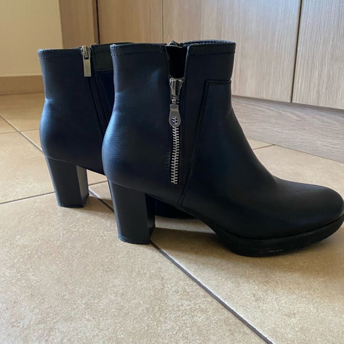 Women's black leather ankle boots size 38 like new