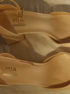 Nude pumps size 39 with strap like new