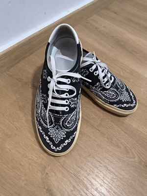Saint Laurent μαύρα sneakers skate με μπαντάνα και σχέδιο paisley, νούμερο 42