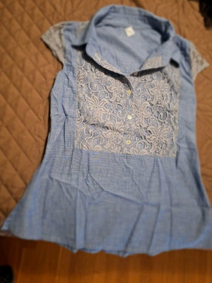 Blue short-sleeve shirt with lace details like new