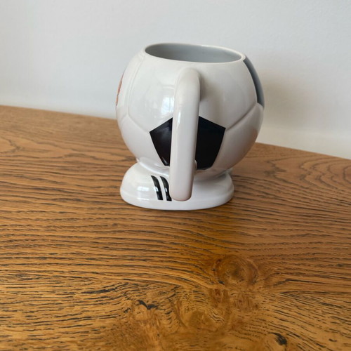Vintage Manchester United mug shaped like a ball like new