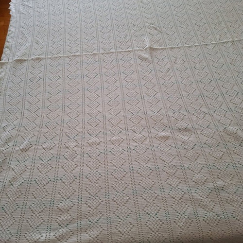 Knitted blanket and 2 pillowcases like new