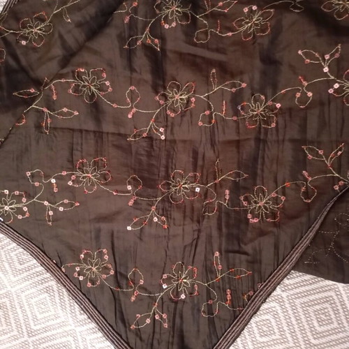 Table runner like new with pearls and brown embroidery